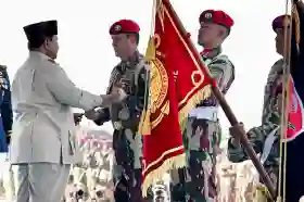 Panglima TNI Dampingi Presiden RI Prabowo Subianto Pada Upacara Gelar Pasukan Operasional dan Kehormatan Militer