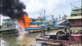 Kapal Nelayan Terbakar Hebat di Sungai Juwana Pati
