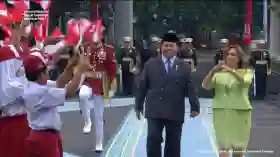 Momen Manis Presiden Peru Beri Kode Love saat Disambut Siswa di Istana Merdeka