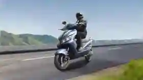 Mana Lebih Praktis, Motor Listrik Baterai Tanam atau Lepas-pasang?