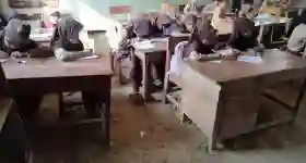 Siswa SD Negeri di Pandeglang Belajar Beralaskan Tanah sejak 2016