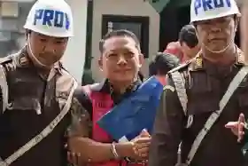 Tersangka TPPU, Febrie Adriansyah Tiba di Kejagung Tangan Diborgol