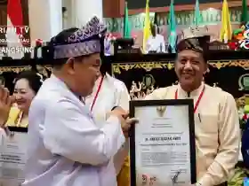  Diserahkan Plt Gubri, Abdul Razak Ardi Dianugerahi Tokoh Pejuang Daerah Riau