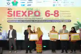 Lindungi Harga Sawit Petani Kecil, Bupati Siak Afni Zulkifli Raih SIEXPO Award 2026