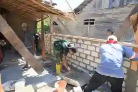 Satgas TMMD ke-129 Kodim 1505/Tidore Bangun Rumah Layak Huni untuk Warga Kurang Mampu di Wasile Tengah