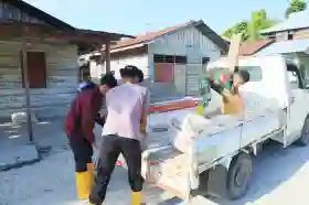  Anggota Satgas TMMD ke-129 Kodim 1505/Tidore Turunkan Material Semen