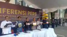 Dua WN India Bawa 'Oleh-Oleh' dari Thailand, Isinya Paket Ganja Rp1,5 Miliar