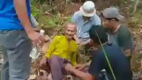 Dua Hari Tak Pulang ke Rumah, Kakek Mahmud Ditemukan Duduk Sendiri di Kabun Karet Warga 