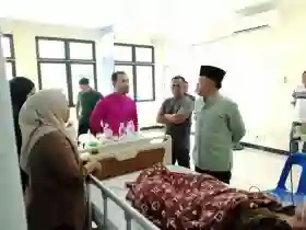 Jenguk Pasien RSUD Dorak, Bupati Asmar Pastikan Mutu Layanan Meranti