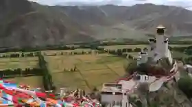 Menjelajahi Keajaiban Wisata Tibet: Istana Yumbulagang dan Danau Yamdrok yang Sakral