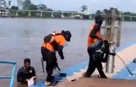  Jarak Pandang Sulitkan Penyelam Cari Bocah Hilang di Sungai Siak
