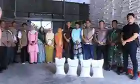 Perum Bulog Tembilahan Bersama TNI-Polri dan Dinas Terkait Periksa Kualitas Beras Penyaluran Bantuan Pangan