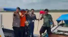 Ekspedisi Merah Putih, Satpolairud Polres Inhil dan Tim Gabungan Salurkan Sembako dan Bendera ke Nelayan