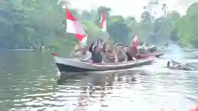 Susuri Sungai Gansal, Tim Ekspedisi Merah Putih Antar Bendera dan Bansos untuk Suku Talang Mamak   