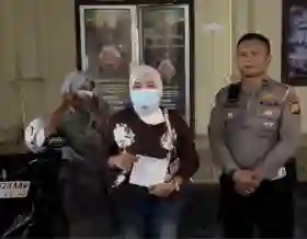 Viral Berkendara Angkat Kaki di Pekanbaru, Wanita 20 Tahun Berujung Ditilang Polisi