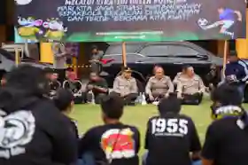 Kapolda Riau Ajak Doa dan Makan Bersama Suporter PSPS