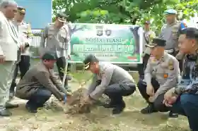 Kapolres Inhu Sosialisasi Green Policing dan Tanam Pohon Bersama Pendeta