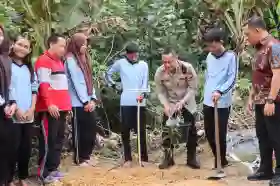 Kapoles Rohil Sosialisasikan Program Green Policing dan  tanam Pohon 