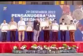 Ketua PWI Riau Terima Medali Penghargaan dari Kapolda Riau