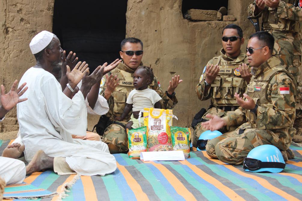 Kontingen Garuda XXXV-B/Unamid di Darfur Bagikan Zakat kepada Masyarakat Lokal | Internsional, 
