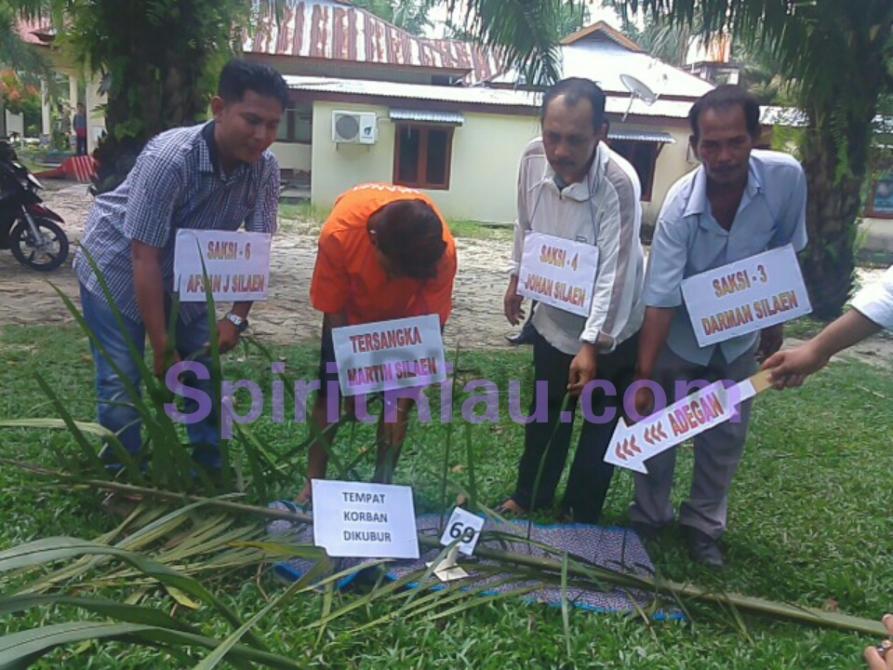 Polsek Pinggir Gelar Rekontruksi Pembunuhan Hobi Silaen | Peristiwa