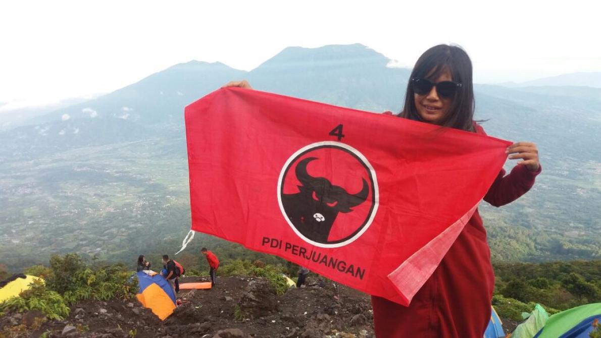 Sardani Perempuan Pertama Kibarkan Bendera PDI P di Puncak Gunung Merapi | Traveler, 