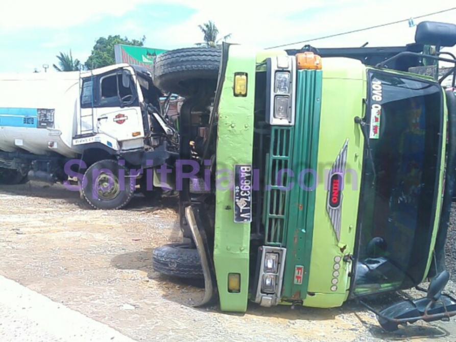 Tangki CPO Seruduk Truck Muatan Cangkang di Jalan Lintas Duri | Peristiwa