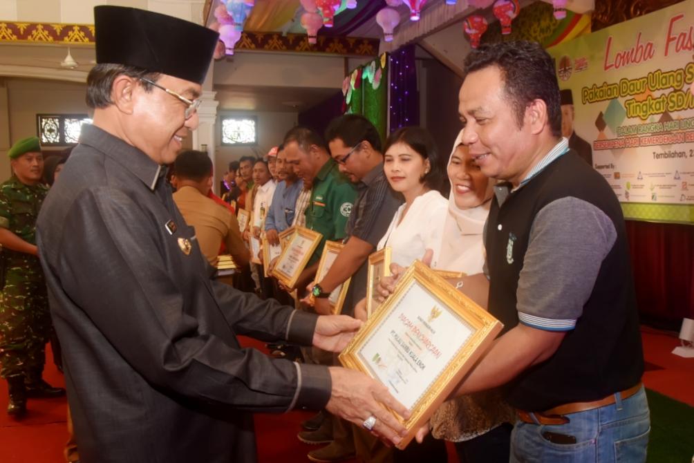 Bupati Wardan Buka Lomba Fashion Show dari Sampah Tingkat SD/MI di Inhil | Sosial, 