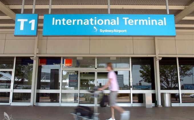 Rombongan Guru SD Ini Diam Ditanya Keberangkatannya ke Malaysia  | Peristiwa,