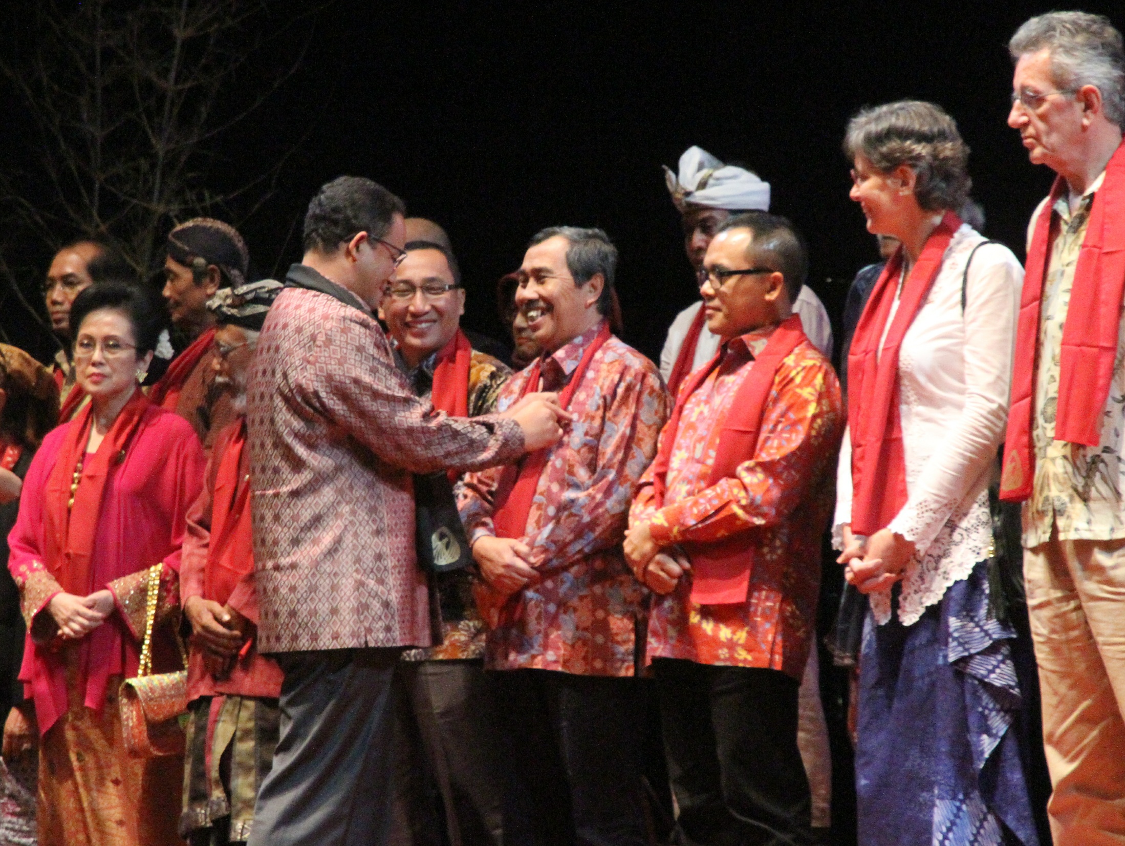 Syamsuar Terima Pin Emas Dari Anies Baswedan | Peristiwa,