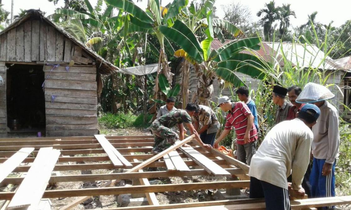 Babinsa Koramil 07/Reteh Goro Rehab Rumah Masyarakat Tidak Mampu | Sosial