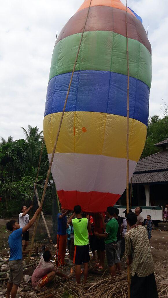 Hanya ada Saat Idul Adha, Banyak Masyarakat Saksikan Penerbangan Balon Udara di Desa Sungai Ambat Inhil | Sosial, 