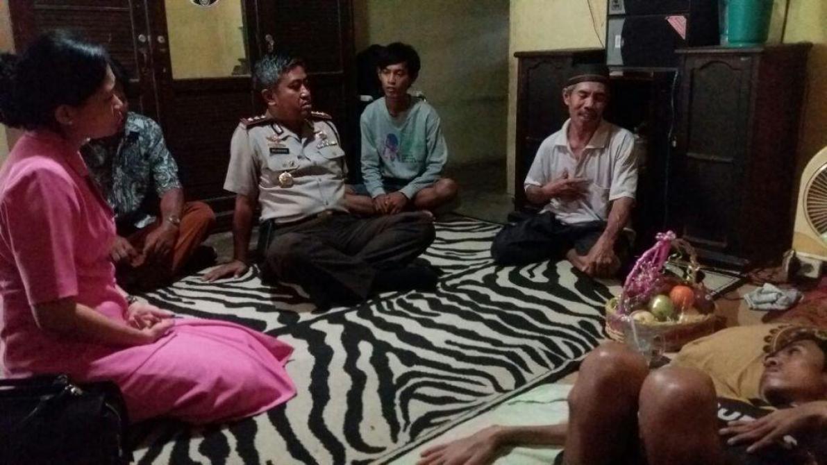 Kapolres dan Bhayangkari Bengkalis Semangati Putra Penderita Radang Paru-Paru | Sosial