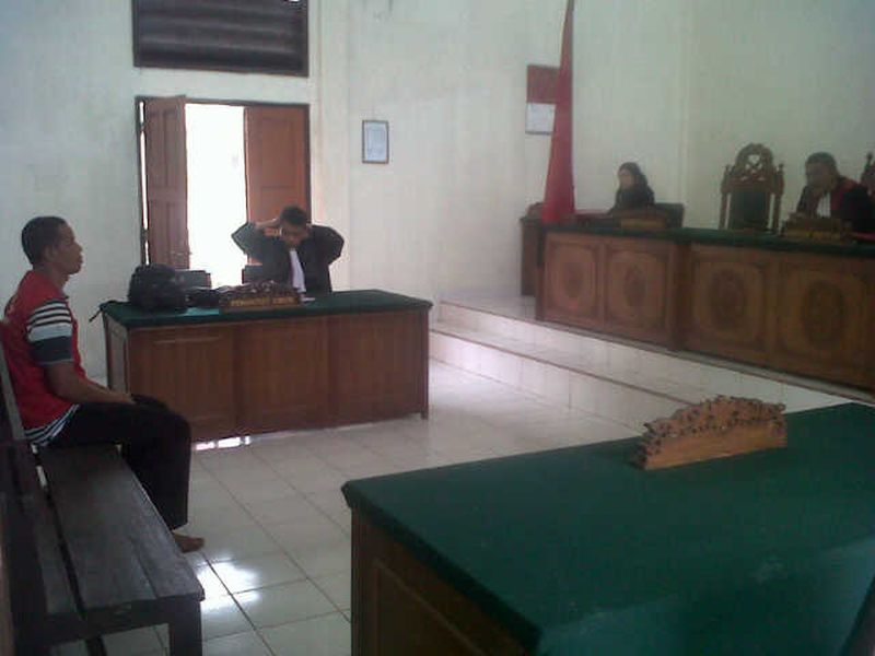 Pukul Pelajar 7 Tahun Lalu,  Oknum Guru Disidangkan. Hakim Tak Lengkap, Sidang Terpaksa Ditunda  | hukrim,