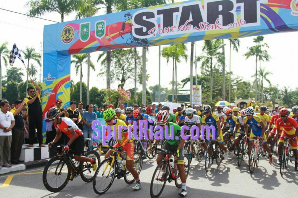 Di Etape ke Dua, Kapolres Siak Lepas Pembalap Tour de Siak 2016 | Traveler, 