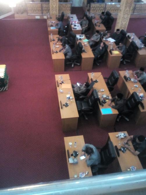Saat Paripurna Berlangsung, Sejumlah Dewan Sibuk Main Ponsel | Politik, 
