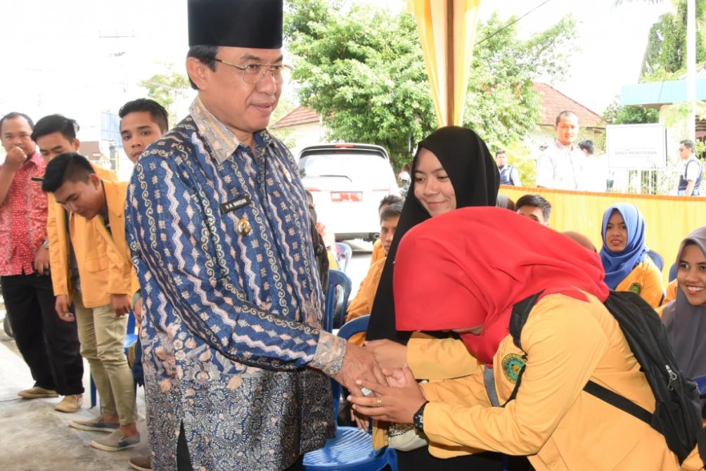 Serahkan Zakat Bantuan Pendidikan dan Pola Produktif, Ini Pesan Bupati Wardan | Sosial, 