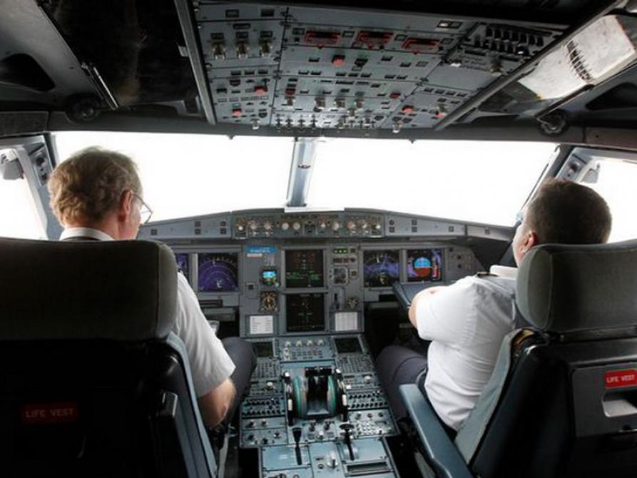 Benarkah Pilot Tidur Selama Penerbangan | traveler,