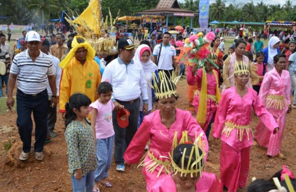 Pesta Pantai Selat Baru Berlangsung Meriah | traveler,