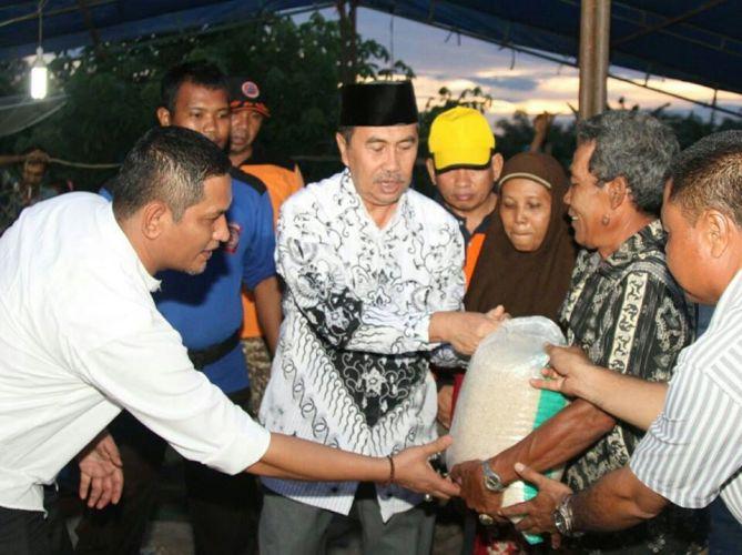 Bupati Siak Tinjau Kemah Pengungsian Banjir | Sosial,