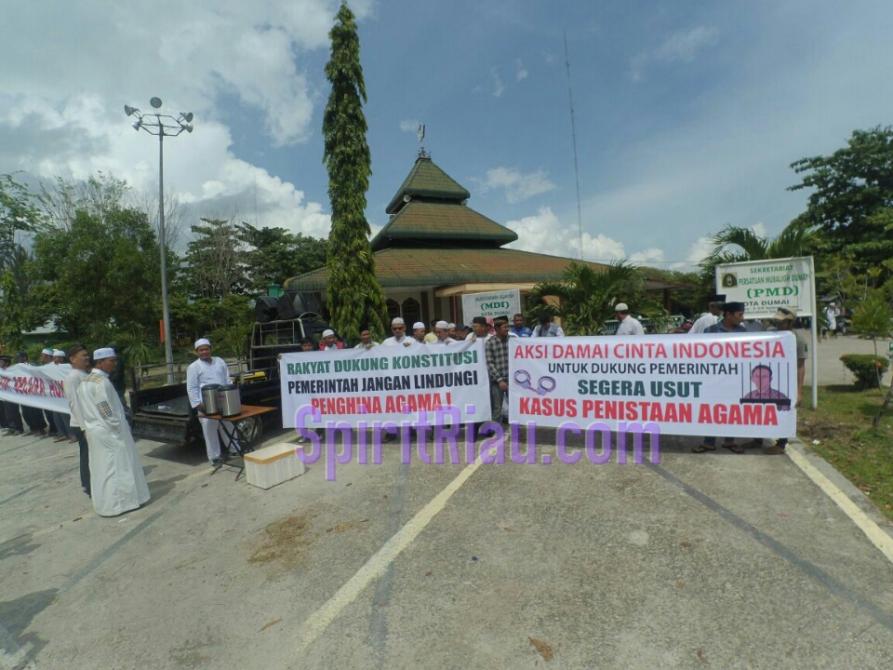 Hujan tak Surutkan Semangat Pendemo di Kota Dumai | Peristiwa, 