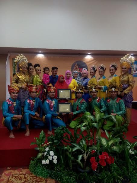 Mak Itam si-Pelantun Nyanyian Panjang Raih Anugerah Pelestari Budaya dari Dinas P&K Provinsi Riau | sosial,