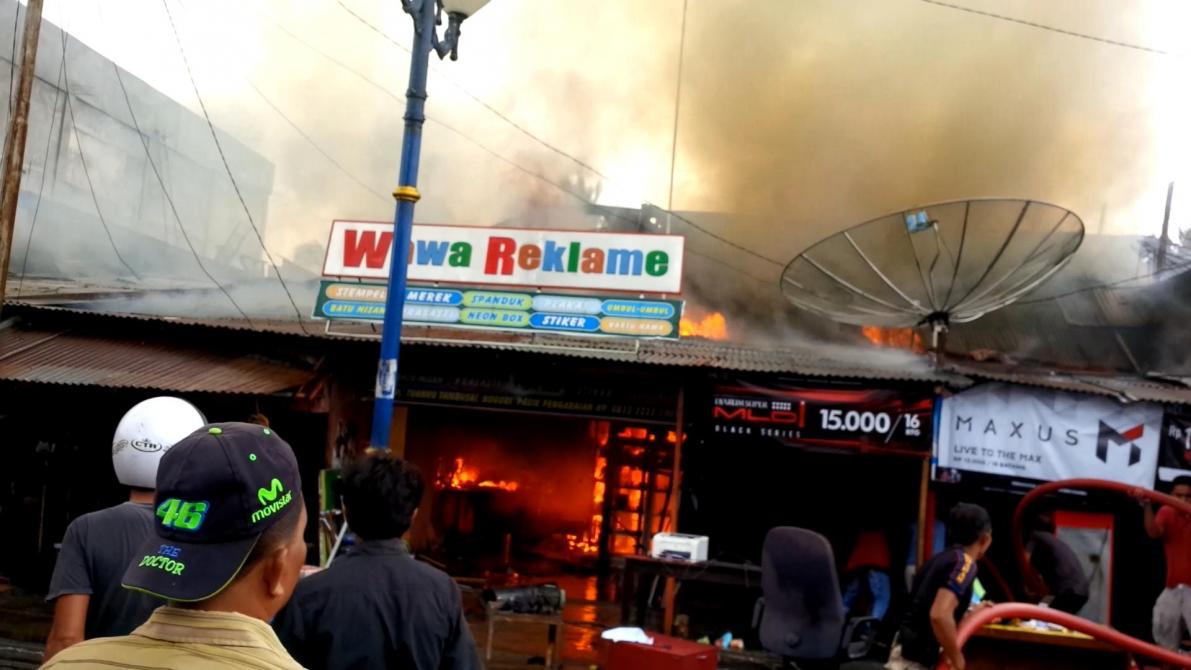 Water Canon Polres Rohul dan Pemadam Berjibaku Padam Kebakaran Lima Ruko | Peristiwa, 