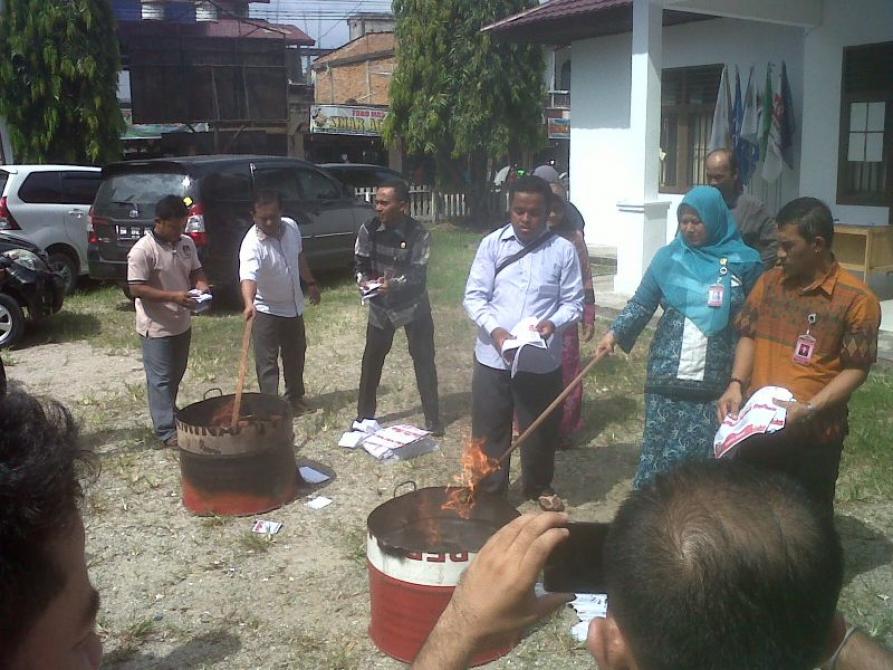 KPUD Rohul Musnahkan Surat Suara Rusak Dengan Dipotong-potong dan Dibakar | peristiwa,