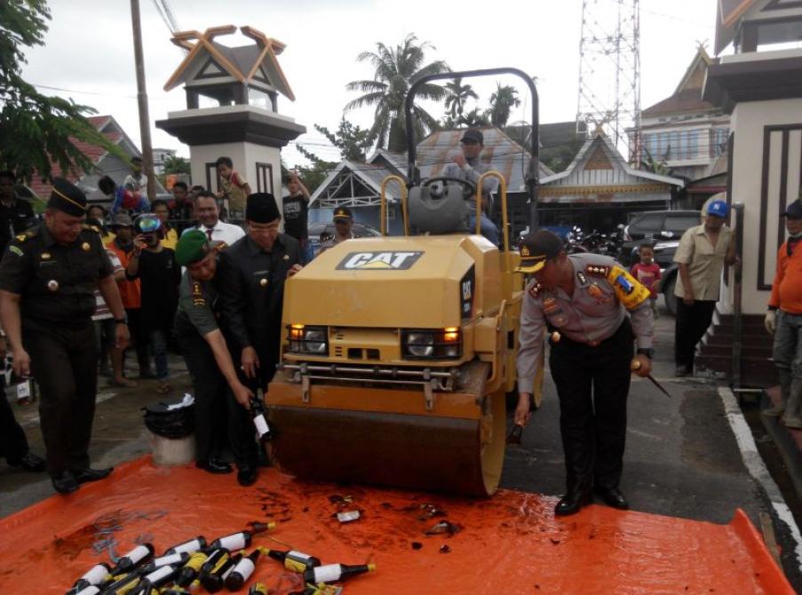 Polres Inhil Musnahkan Barang Bukti Minuman Keras | Polres Indragiri Hilir,