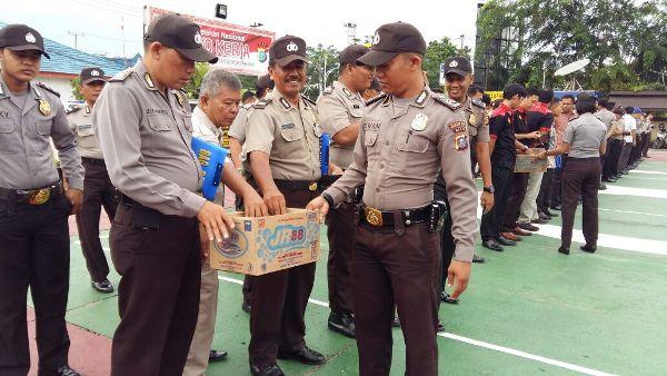 Selesai Apel Pagi, Polres Inhil Kumpulkan Sumbangan Peduli Aceh | Sosial,