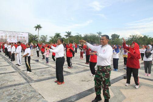 Wabup Siak Ikut Bergoyang dengan Para Peserta Dance 4 Life Diacara Puncak Peringatan Hari HIV/AIDS | Sosial,